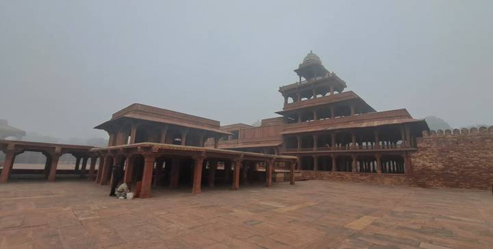 Une vue brumeuse d'un ancien palais au loin.