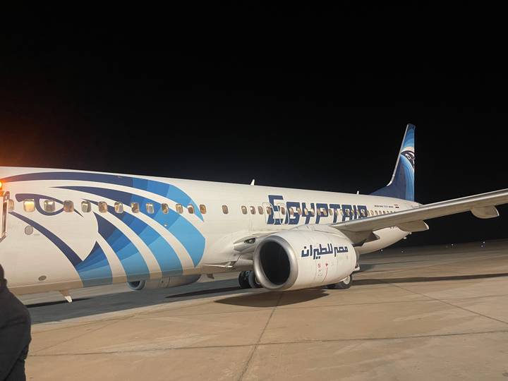 Un avión en la pista por la noche.