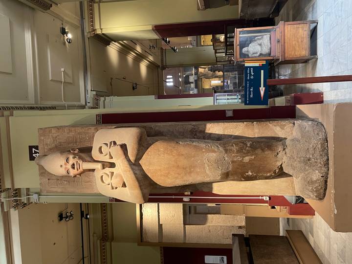 Una estatua del antiguo Egipto exhibida en un museo.