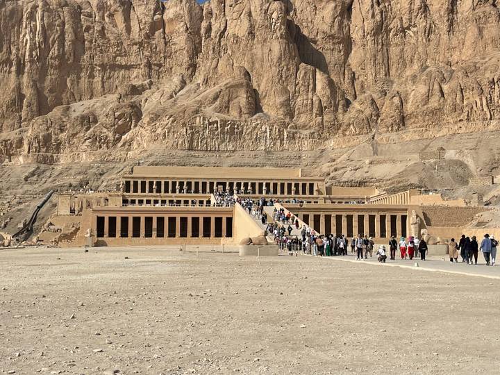 Templo de Hatshepsut con una multitud de turistas ascendiendo.