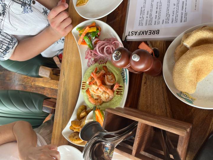 Plato con langostinos a la parrilla y verduras como comida.