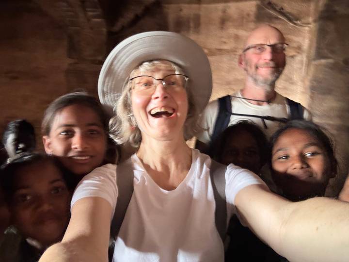 Una selfie de un grupo de personas sonrientes en proximidad cercana.