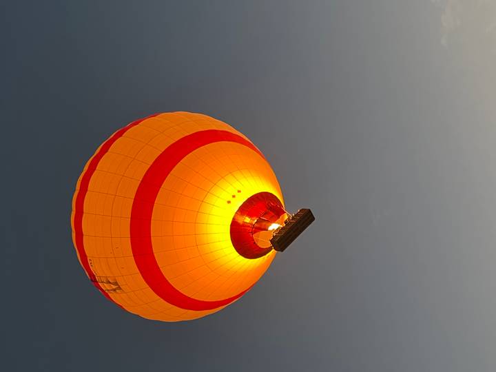 Montgolfière qui brille dans le ciel du petit matin.