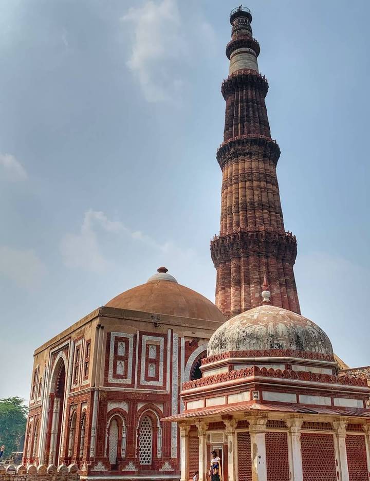 Tour historique aux détails architecturaux complexes.