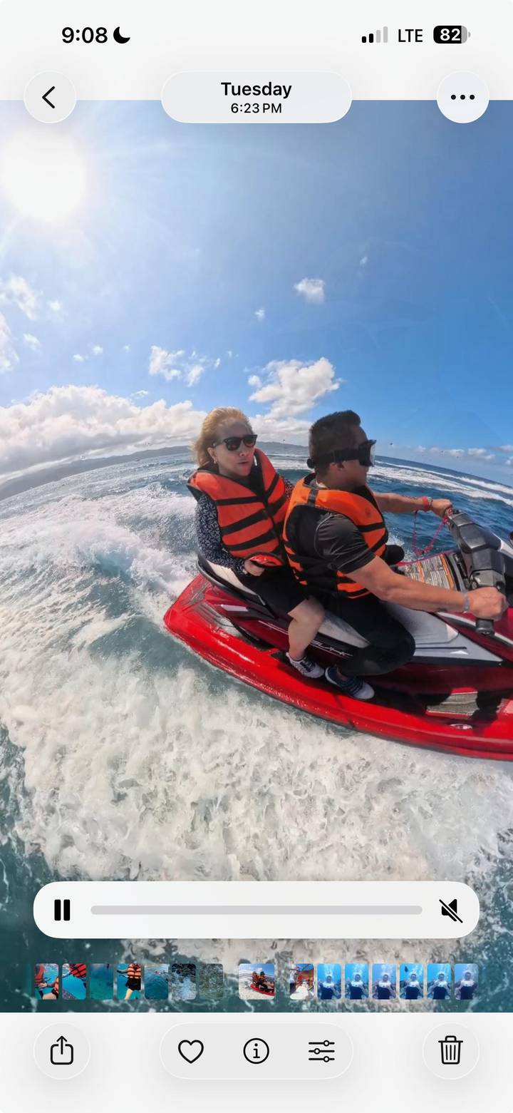 Des gens profitant d'une balade en jet ski sur l'océan portant un équipement de sécurité.