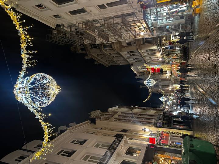 Rues décorées de lustres et de lumières la nuit.