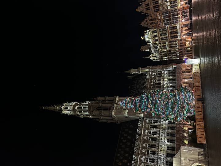 Sapin de Noël dans une grande place la nuit.