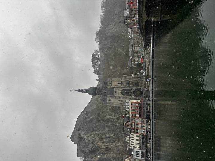 Bâtiment historique au bord de la rivière par temps nuageux.