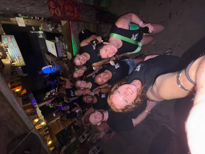 Grupo de personas en un evento social, sonriendo.