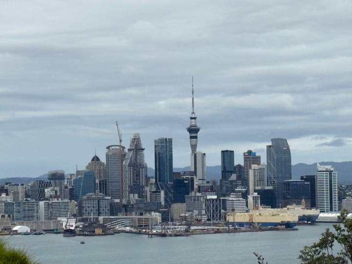 Horizon d'Auckland avec une tour distinctive.