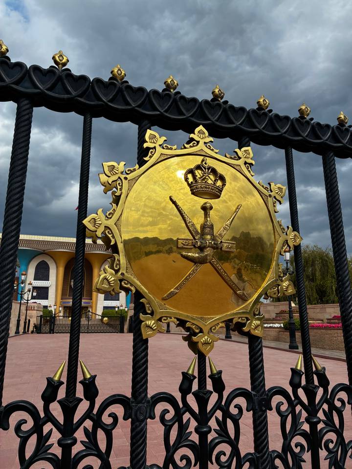 Emblème doré orné avec des épées à l'entrée d'un palais.