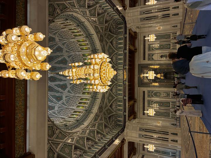 Intérieur orné avec un grand lustre dans une mosquée.