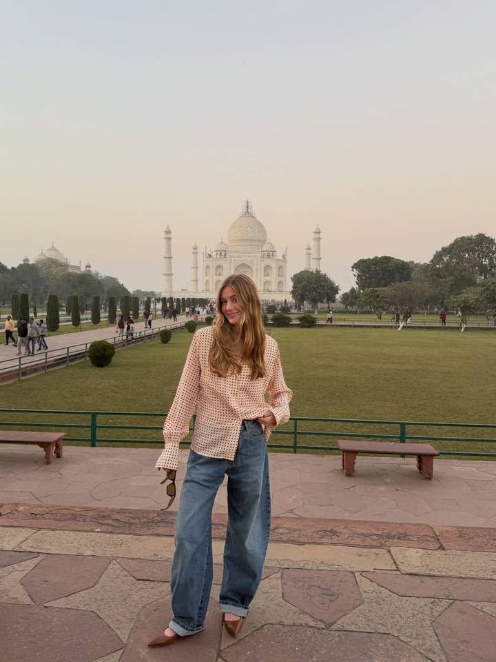 Une personne qui pose devant le Taj Mahal.