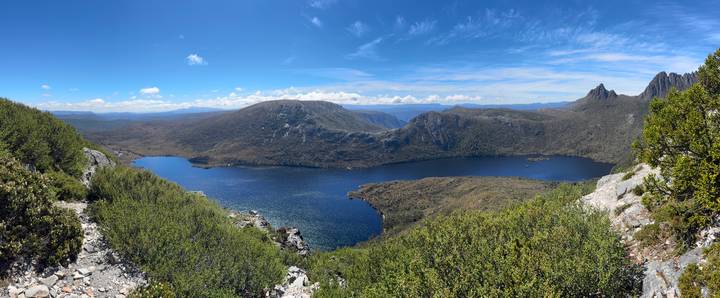 Vista panorámica de un gran lago rodeado de montañas.