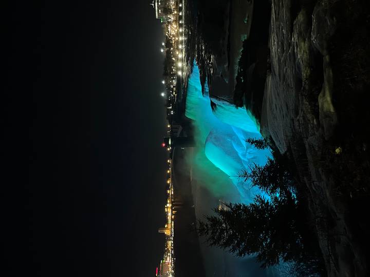 Chutes du Niagara illuminées la nuit avec des lumières colorées.