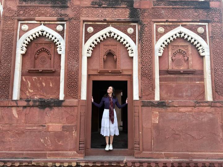 Femme posant sur un site historique.