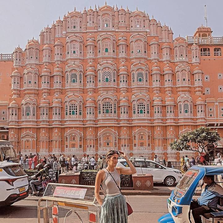 La façade du Hawa Mahal remplie de touristes et de piétons.