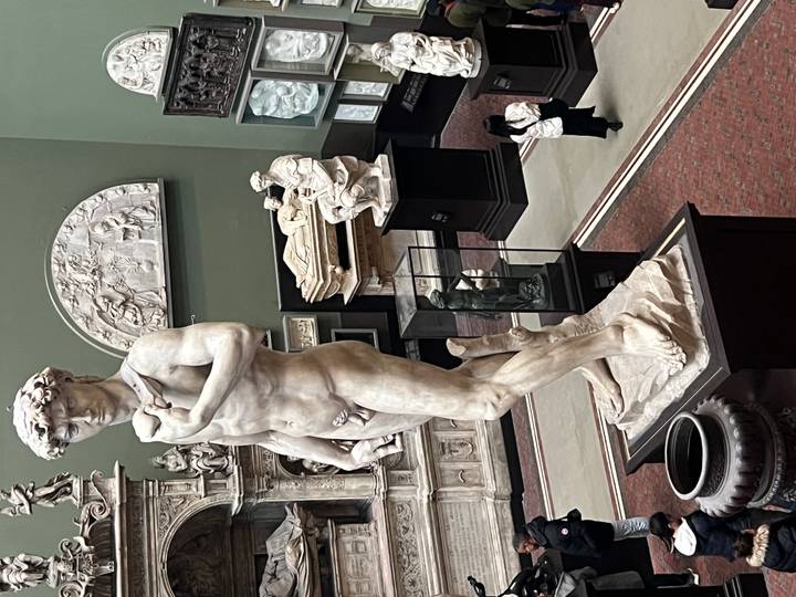 Varias estatuas clásicas dentro de un museo de arte.