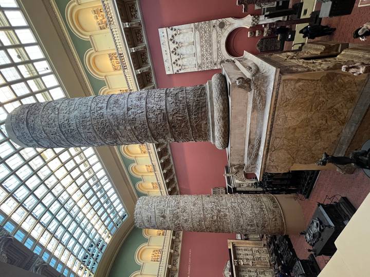 Interior de un museo con columnas grandes e intrincadamente talladas.
