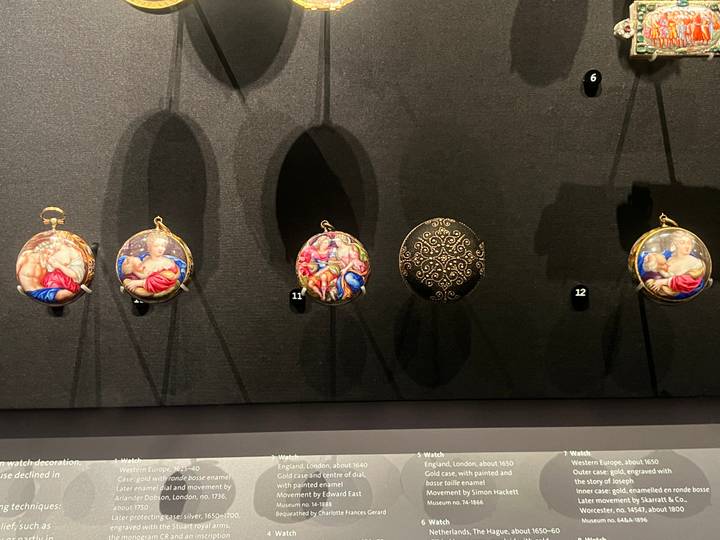 Una exhibición de relojes antiguos y relojes de bolsillo en un museo.