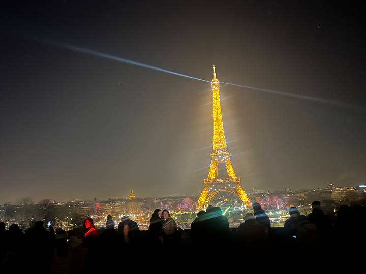 La Torre Eiffel ilumina el cielo nocturno en París.
