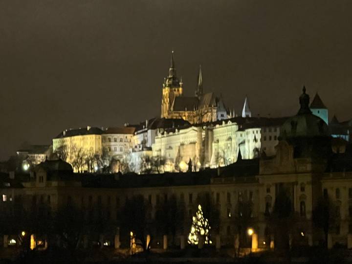 Una vista borrosa del Castillo de Praga por la noche, iluminado.