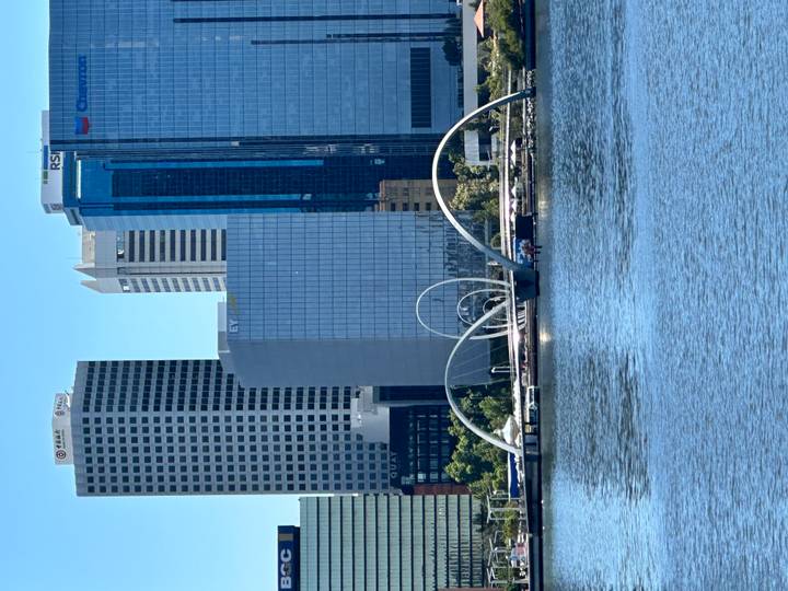 Paisaje urbano con vista al mar de rascacielos modernos.
