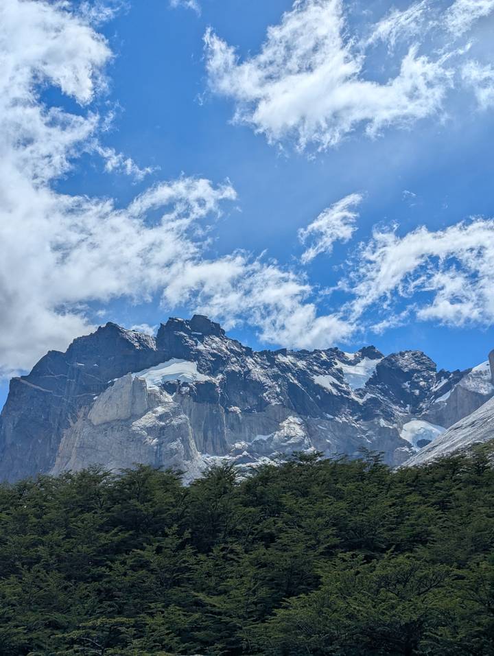 Cielos nublados sobre una cordillera irregular con nieve.