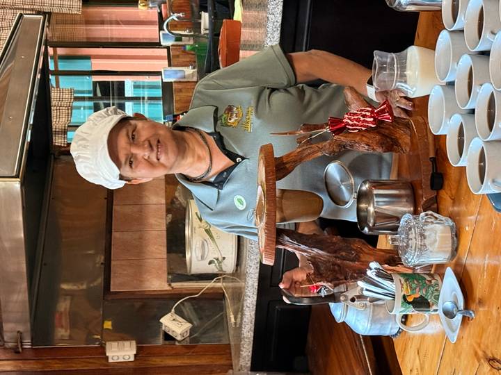 Femme préparant du café avec un filtre traditionnel.