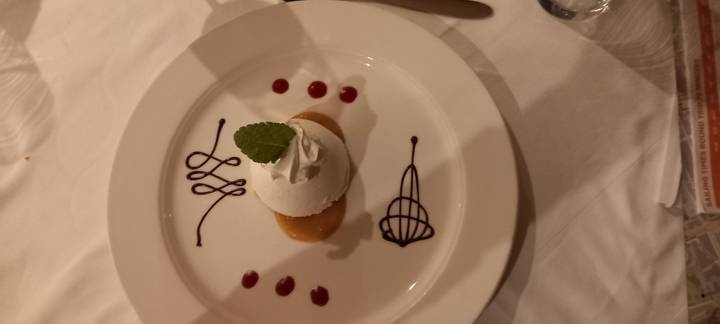 Dessert décoré avec de l'art au chocolat dans une assiette.