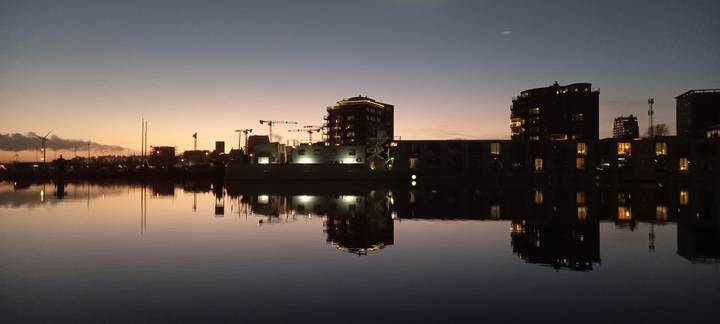 Coucher de soleil sur l'horizon d'une ville portuaire.