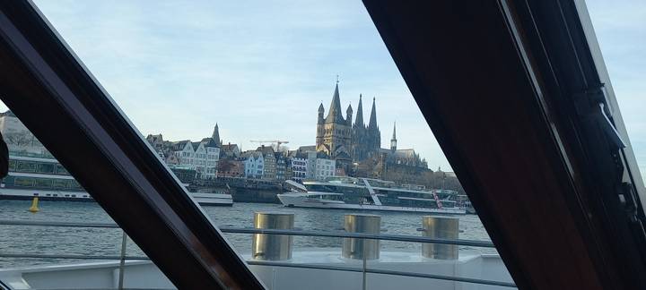 Vue de la cathédrale de Cologne depuis l'autre rive.