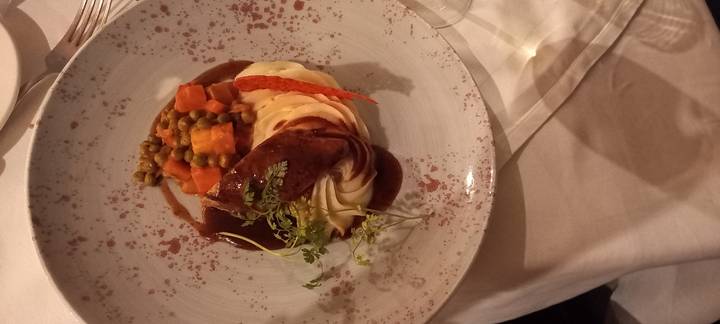 Assiette de dîner avec purée de pommes de terre et légumes.