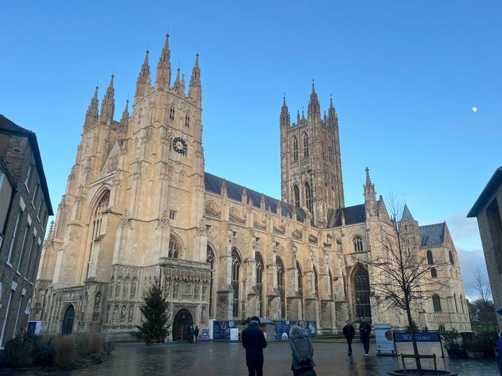 Catedral bajo un cielo despejado con detalles intrincados.