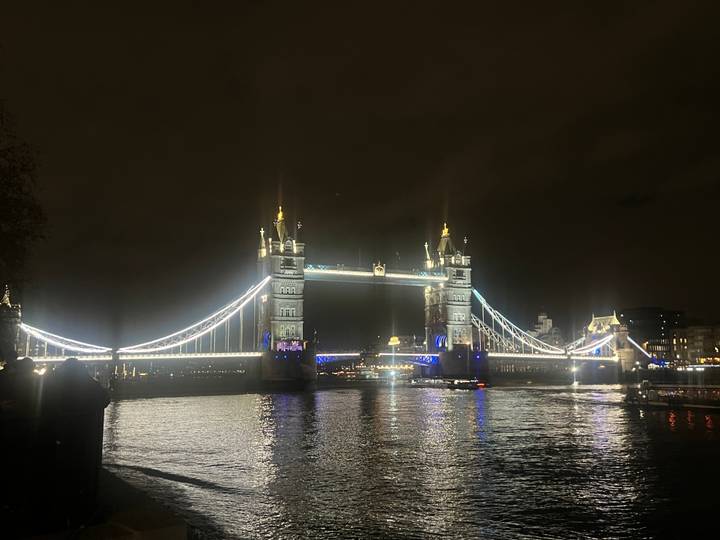 Puente de la Torre por la noche con reflejos en el río Támesis.