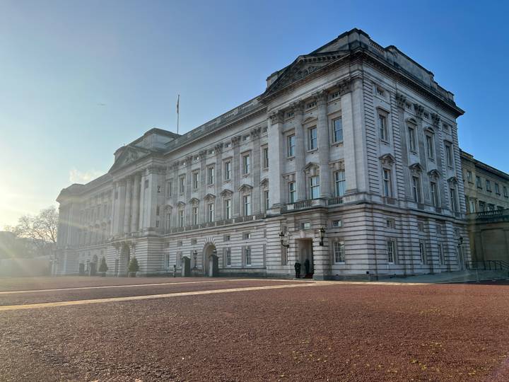 El Palacio de Buckingham bajo un cielo despejado.