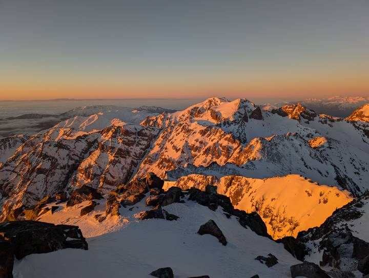Sommets de montagnes enneigés au lever du soleil.