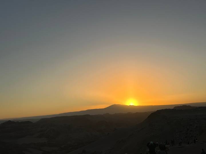 Atardecer sobre un paisaje montañoso.