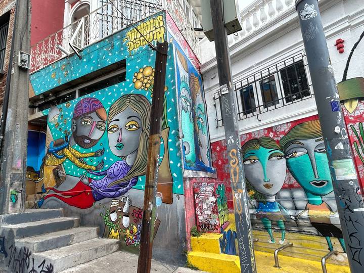 Arte callejero con murales coloridos en edificios.