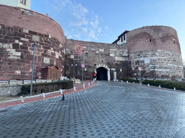 Puerta fortificada antigua con sendero de piedra.