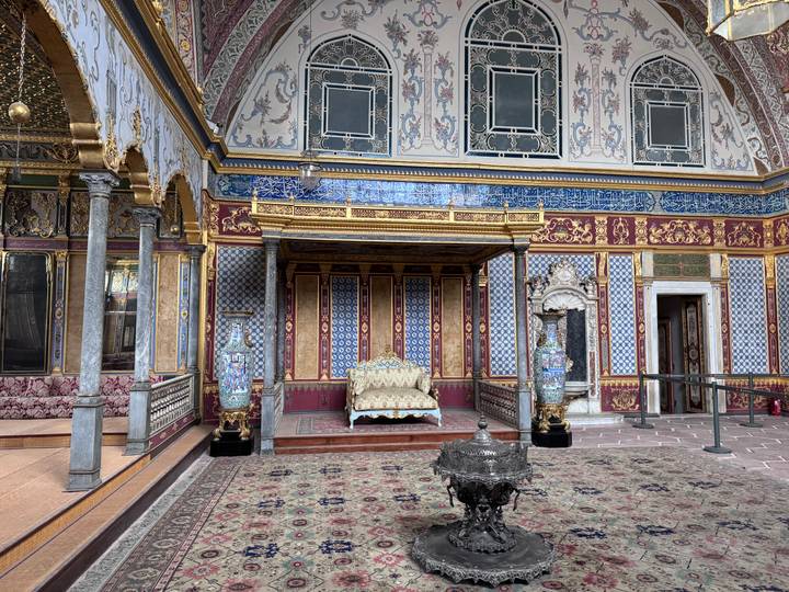 Habitación interior opulenta con decoraciones ornamentadas.