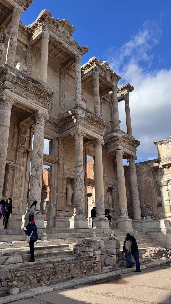 Fachada de edificio antiguo con columnas e inscripciones.