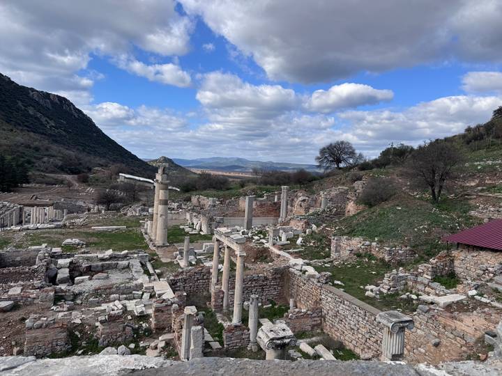 Ruinas de una ciudad antigua con columnas y restos de edificios.