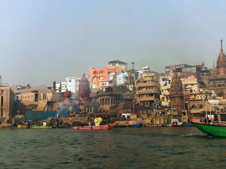 Una vista de los Ghats de Varanasi desde el río.