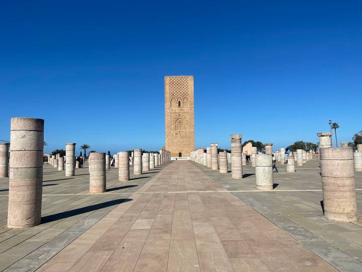 Tour Hassan à Rabat, Maroc avec un ciel bleu.