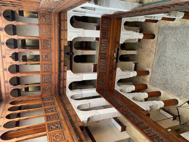 Cour d'un bâtiment marocain traditionnel.