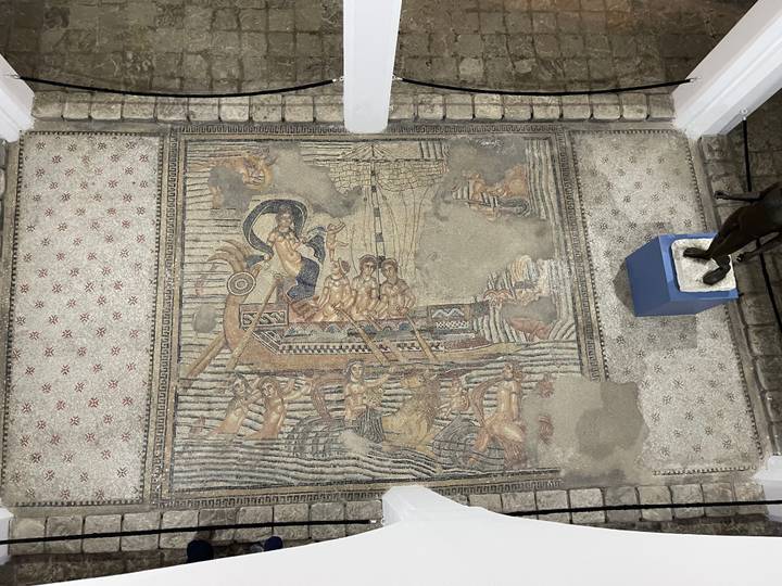 Mosaïque antique représentant un navire et des personnages.