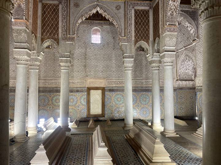 Intérieur richement décoré d'un bâtiment historique marocain.