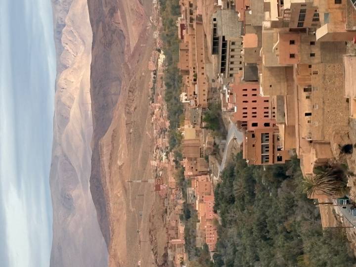 Village marocain avec un arrière-plan montagneux.