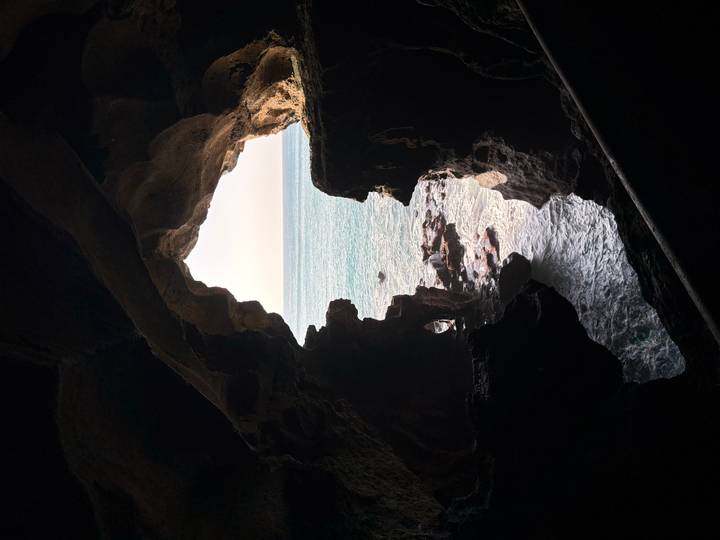 Vue de l'océan à travers l'ouverture d'une grotte.